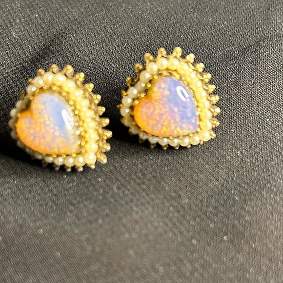 VTG Beautiful Fake seed pearl and Opal Heart screw back earrings. - Picture 8 of 9